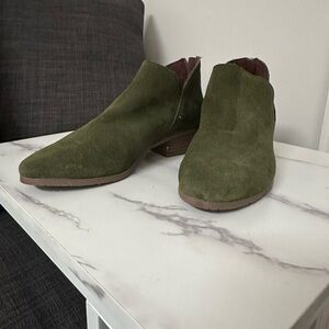 Kenneth Cole Green Ankle Booties with Sleek Design